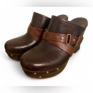 UGG Brown Boots with Smooth Leather and Adjustable Strap